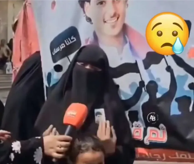 حين تتحول الأم إلى صرخة… مشهد في شارع جمال بتعز لن يمحوه الزمن.